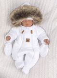 Z&amp;Z Zimná kombinéza s dvojitým zipsom, kapucňou a kožušinou + rukavičky, Angel - biela, 86