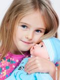 Maďarsky hovoriaca a spievajúca detská bábika PlayTo Anička 46 cm ružová 